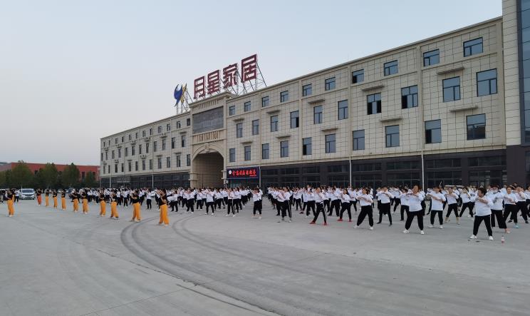 龍勝管曹縣運營中心為弘揚全民健身運動，竟組建了一支“400人舞團”