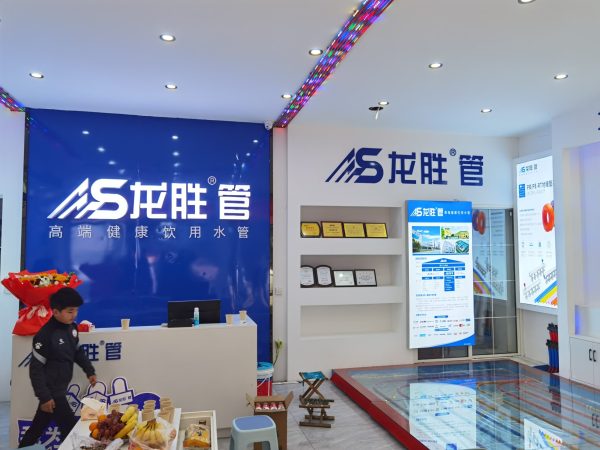 看了日豐專(zhuān)賣(mài)店效果圖后,感覺(jué)龍勝管的專(zhuān)賣(mài)店更好看啊! 看了日豐專(zhuān)賣(mài)店效果圖后,感覺(jué)龍勝管的專(zhuān)賣(mài)店更好看啊!